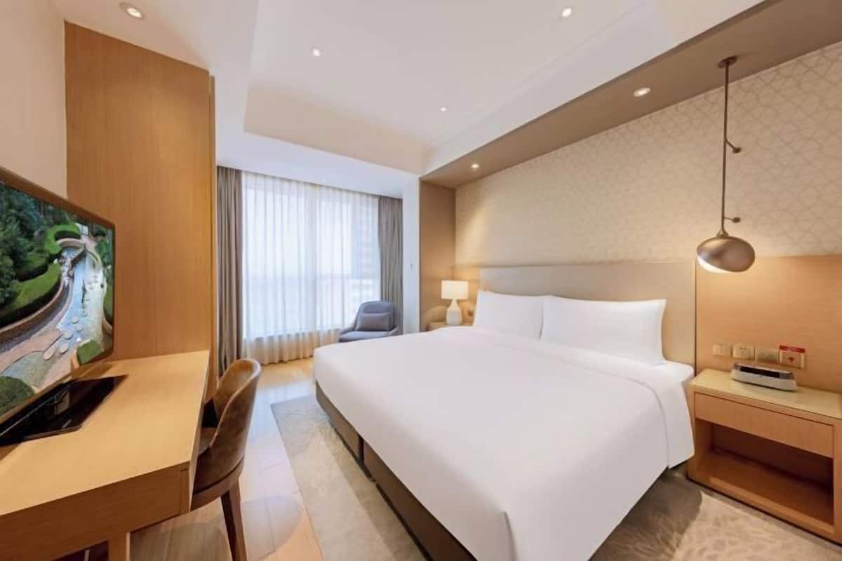 Premium bedding, minibar, in-room safe, desk