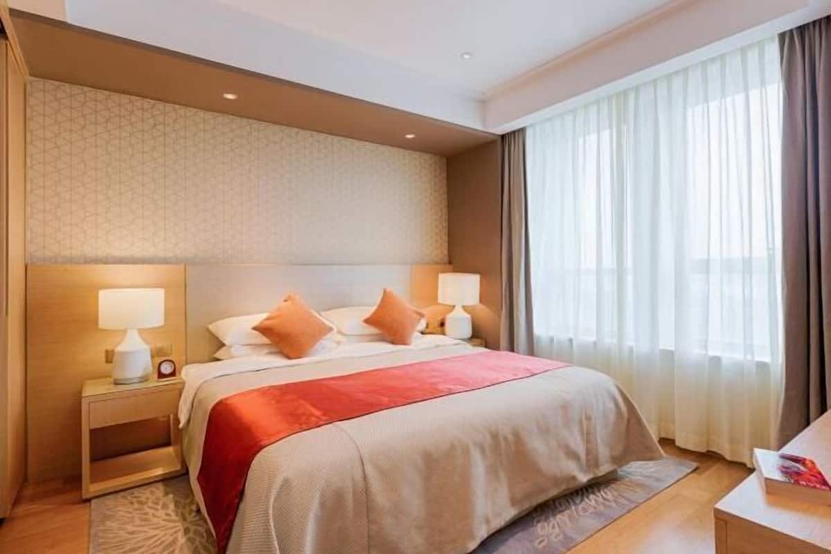Premium bedding, down comforters, minibar, in-room safe