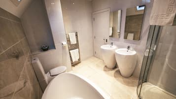 Kostenlose Toilettenartikel, Haartrockner, Handtücher