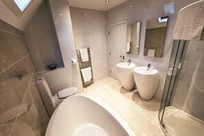 Free toiletries, hair dryer, towels - The Fenwick Hotel (Kilmarnock)