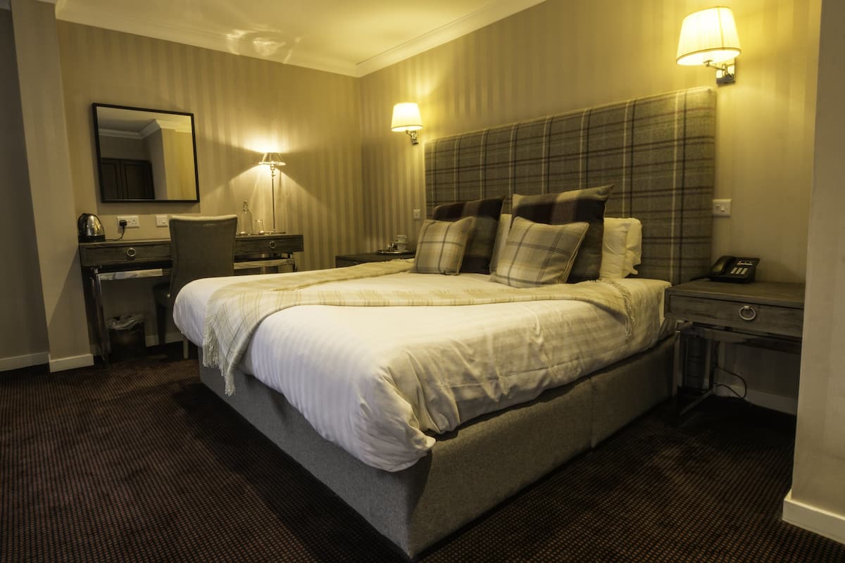 double or twin room | desk