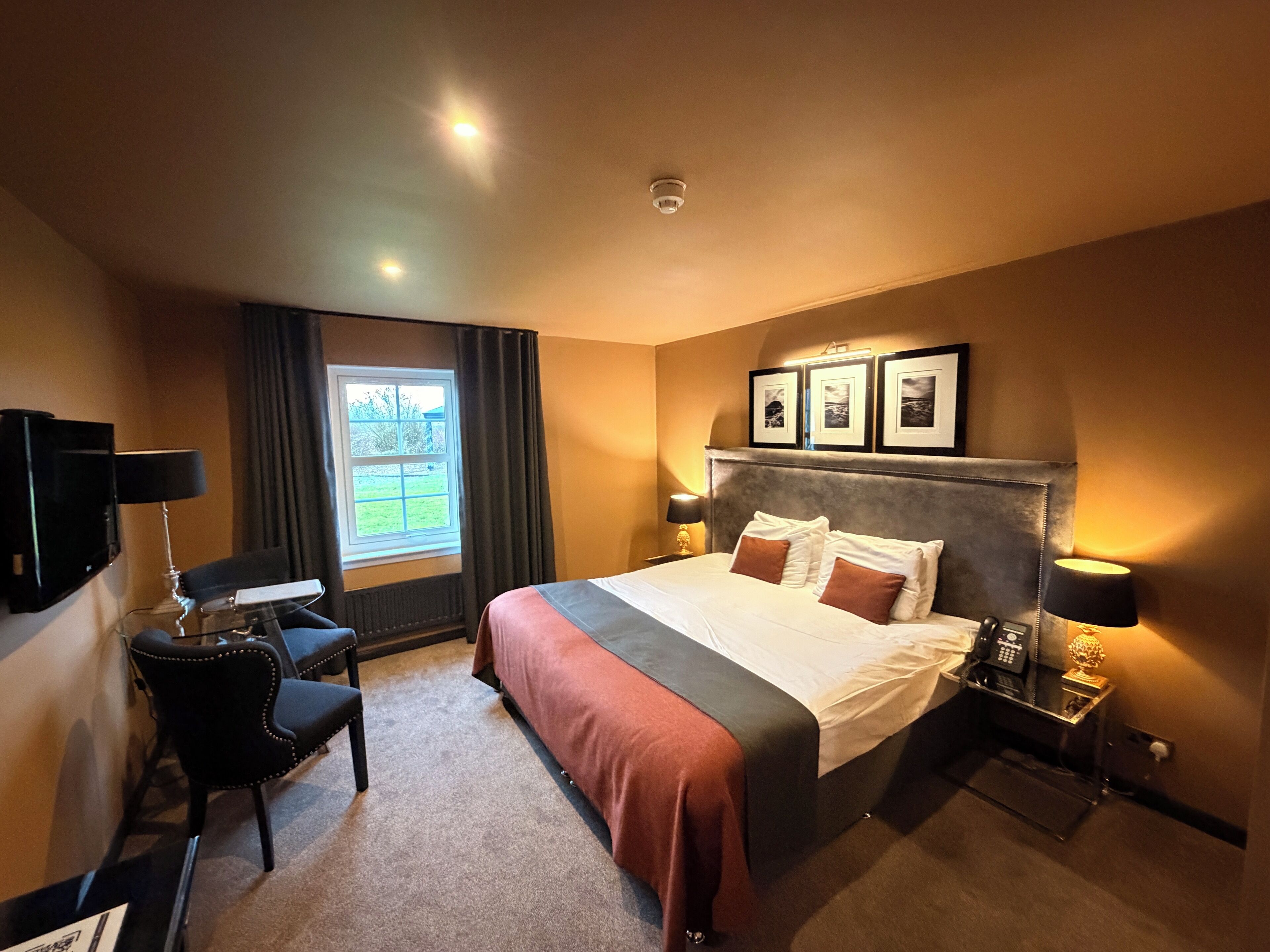Standard Double Room | Desk