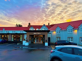 Un hotel llamado 'Fenwick' con techo rojo y un cartel sobre la entrada.