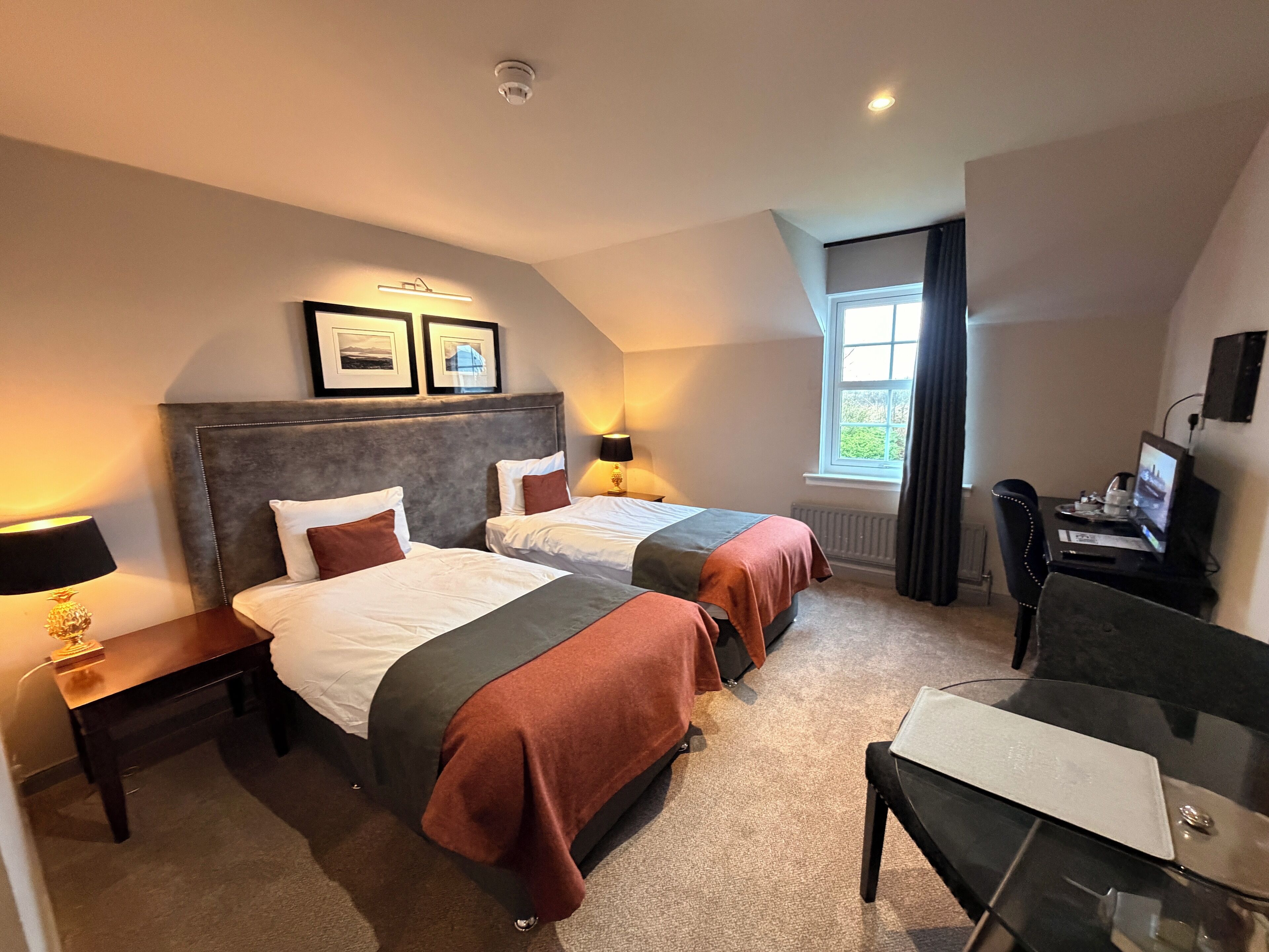 Standard Twin Room | Desk