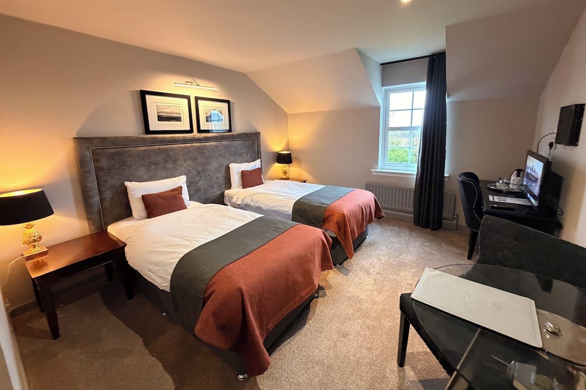 Standard Twin Room | Desk