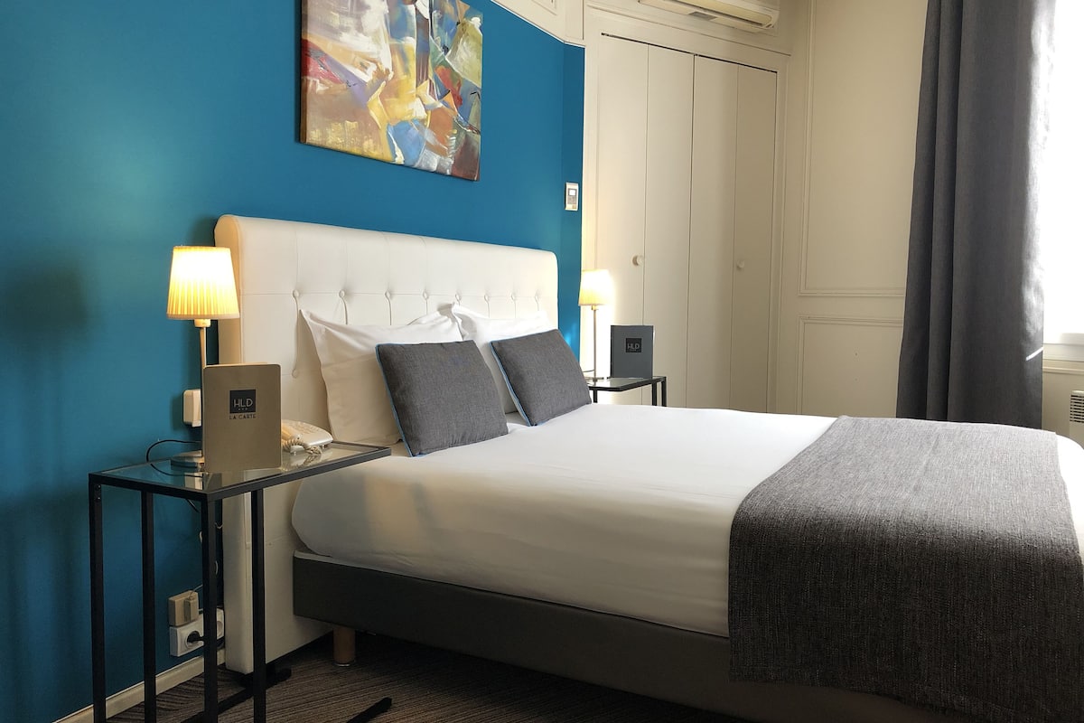 Minibar, coffres-forts dans les chambres, bureau, rideaux occultants