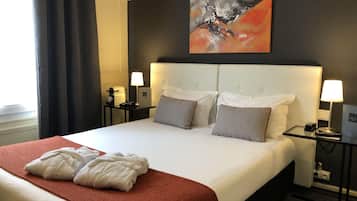 Minibar, coffres-forts dans les chambres, bureau, rideaux occultants