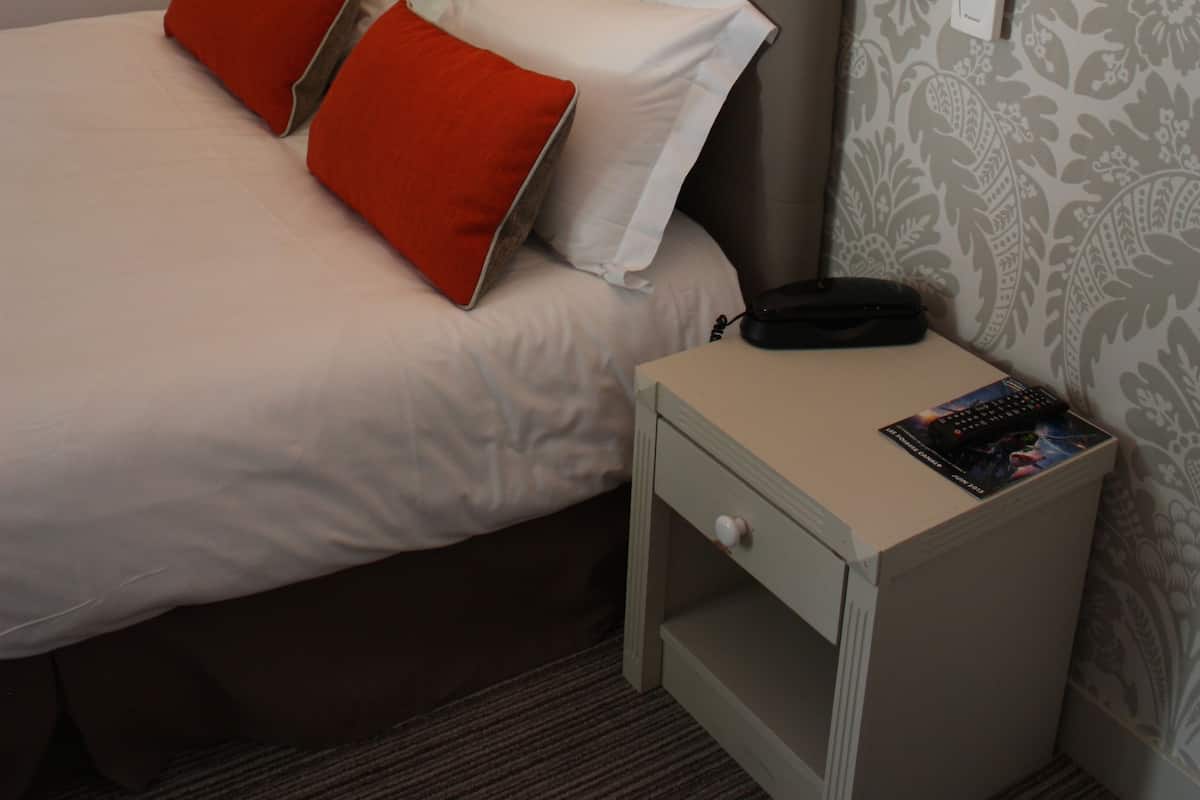 Deluxe Double or Twin Room | Minibar, in-room safe, desk, blackout drapes