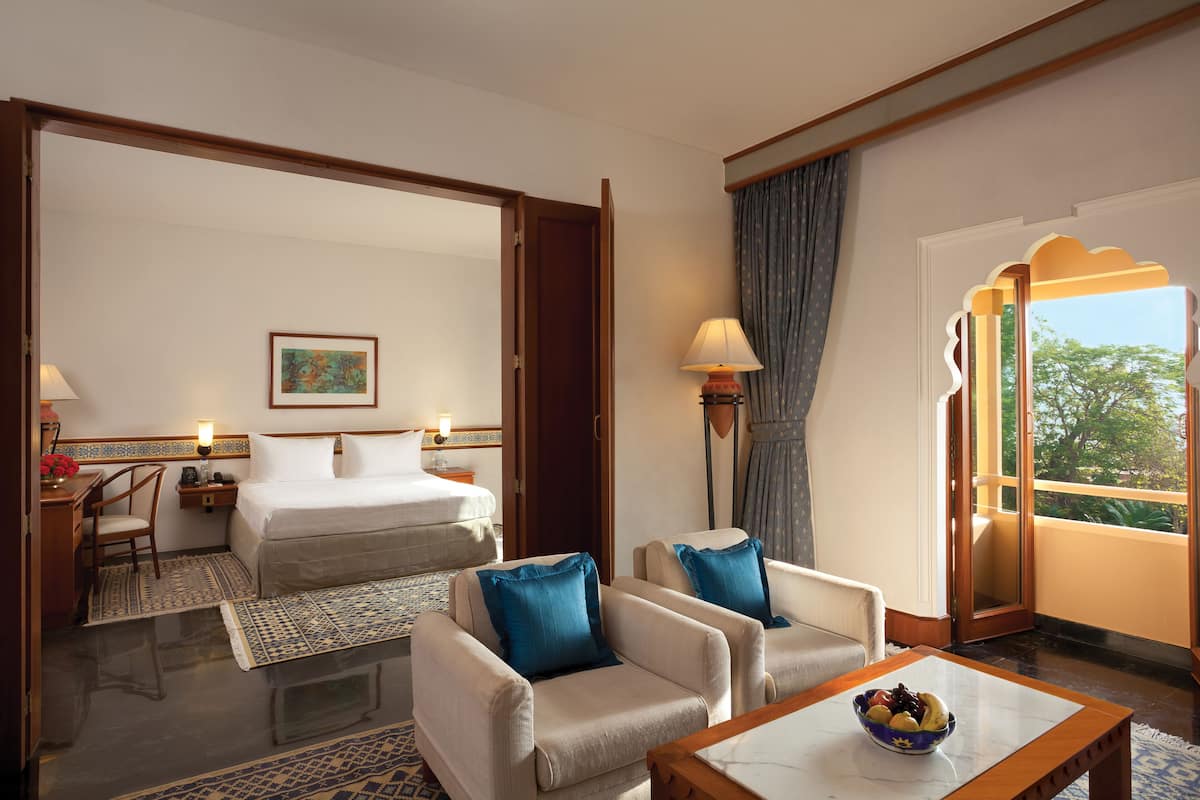 hypo-allergenic bedding, minibar, in-room safe, desk