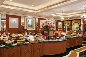 Petit déjeuner buffet servi tous les jours en supplément
