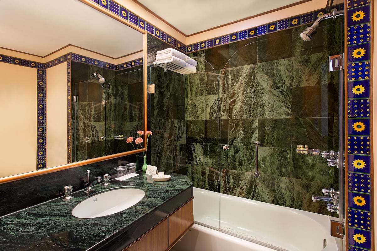 combined shower/bathtub, free toiletries, hair dryer, slippers