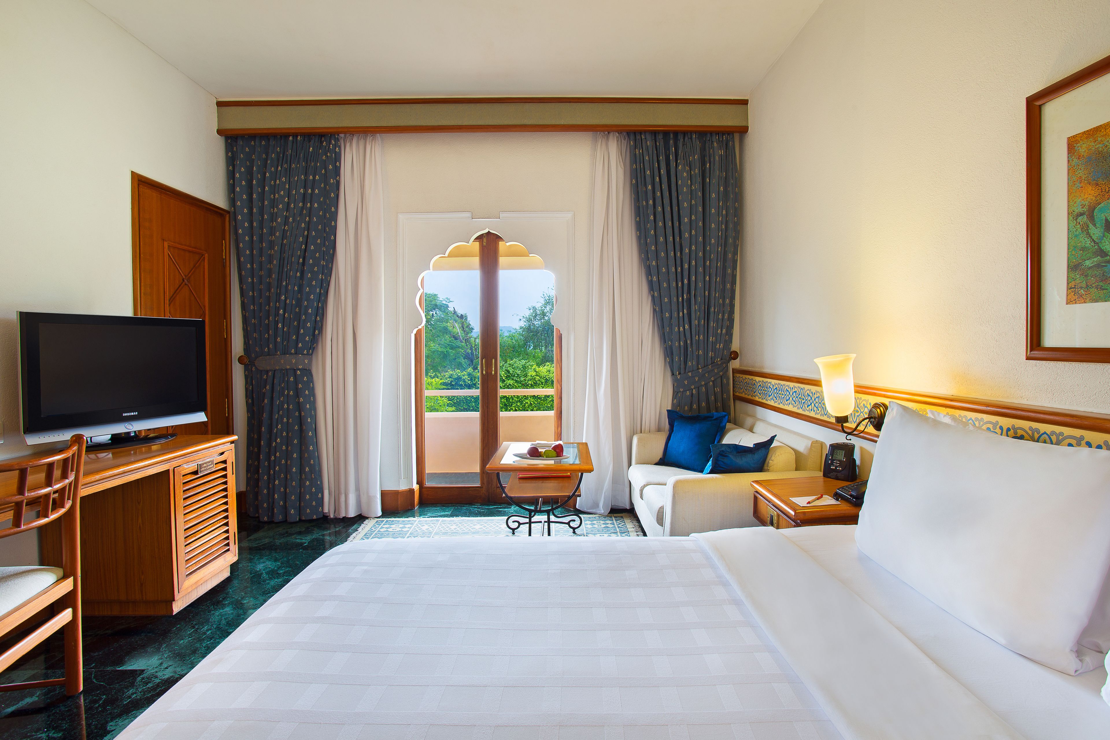 deluxe room, 1 king bed, garden view | hypo-allergenic bedding, minibar, in-room safe, desk