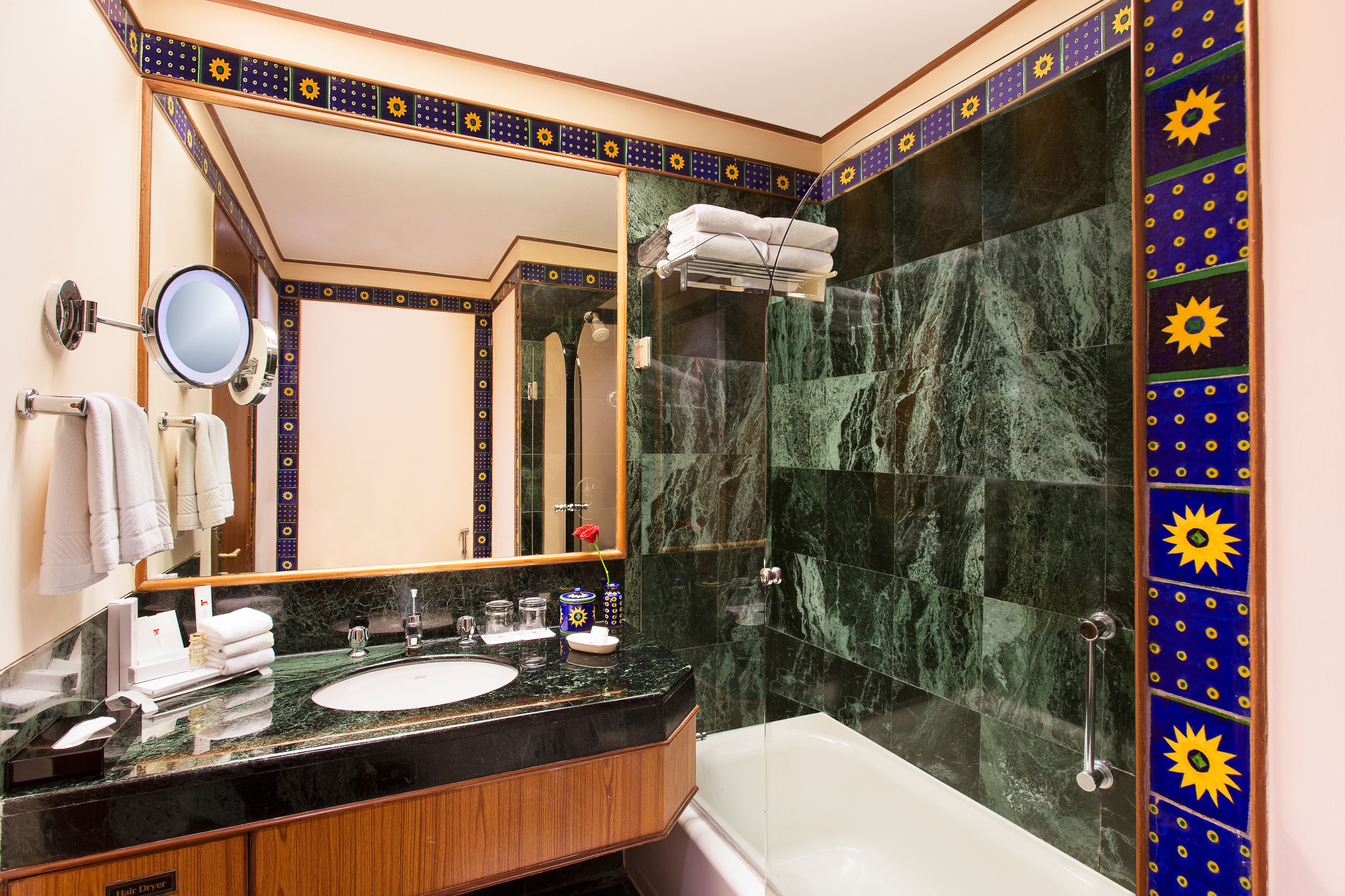 suite | bathroom | combined shower/bathtub, free toiletries, hair dryer, slippers