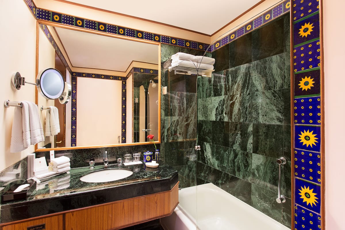 suite | bathroom | combined shower/bathtub, free toiletries, hair dryer, slippers