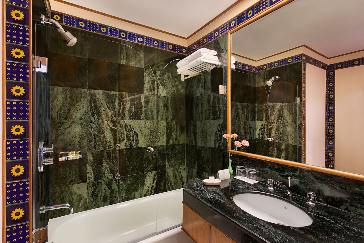 deluxe room, twin beds, garden view | bathroom | combined shower/bathtub, free toiletries, hair dryer, slippers