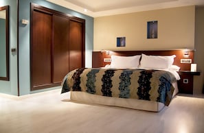 Hypo-allergenic bedding, minibar, in-room safe, individually furnished