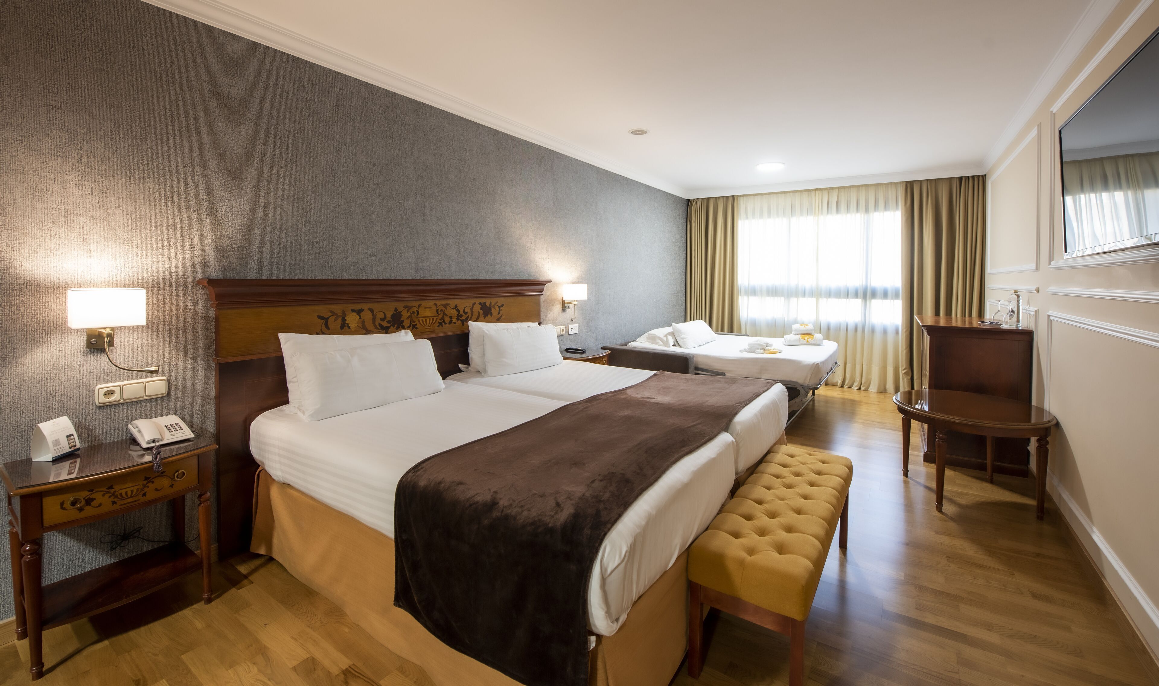 Ropa de cama hipoalergénica, minibar, caja fuerte