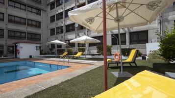 Een seizoensgebonden buitenzwembad