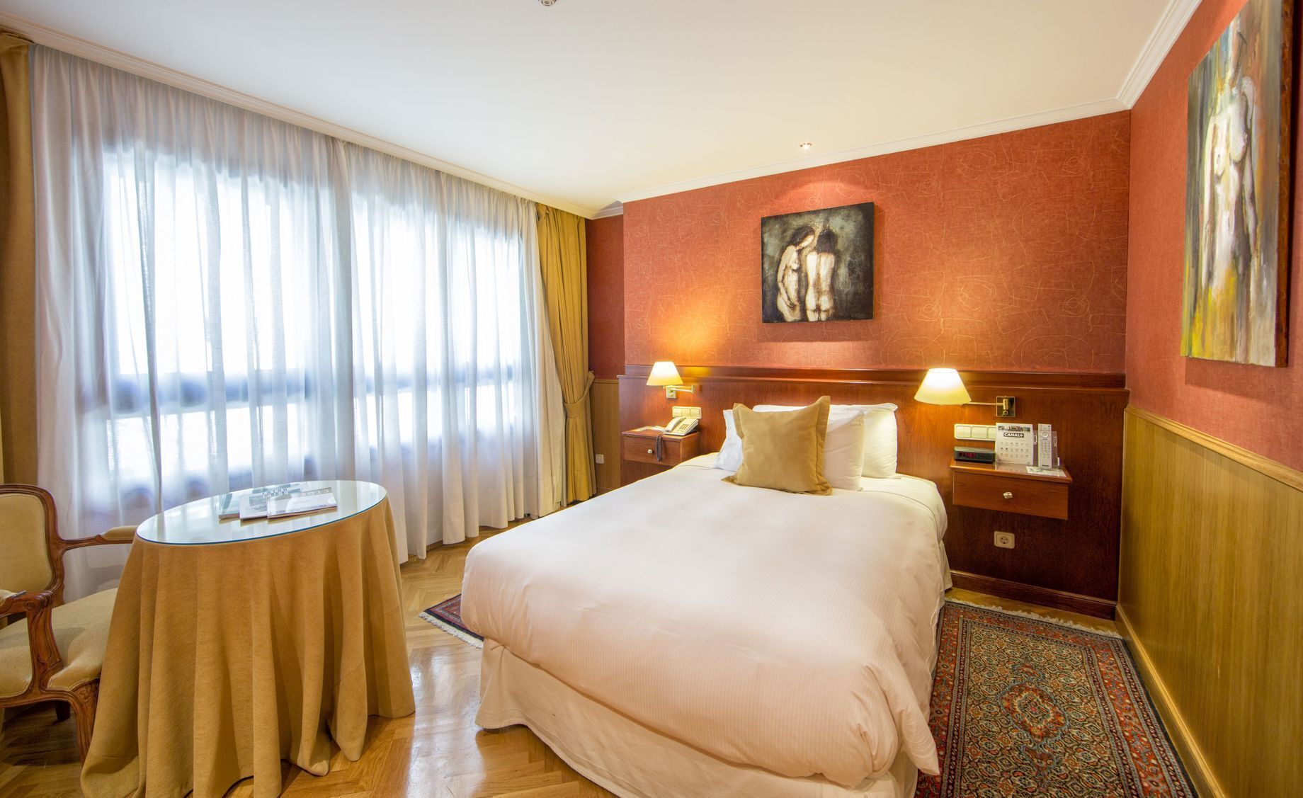 Ropa de cama hipoalergénica, minibar, caja fuerte