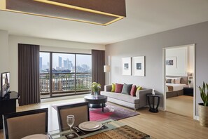 40-inch TV with cable channels - Somerset Park Suanplu Bangkok (Bangkok)