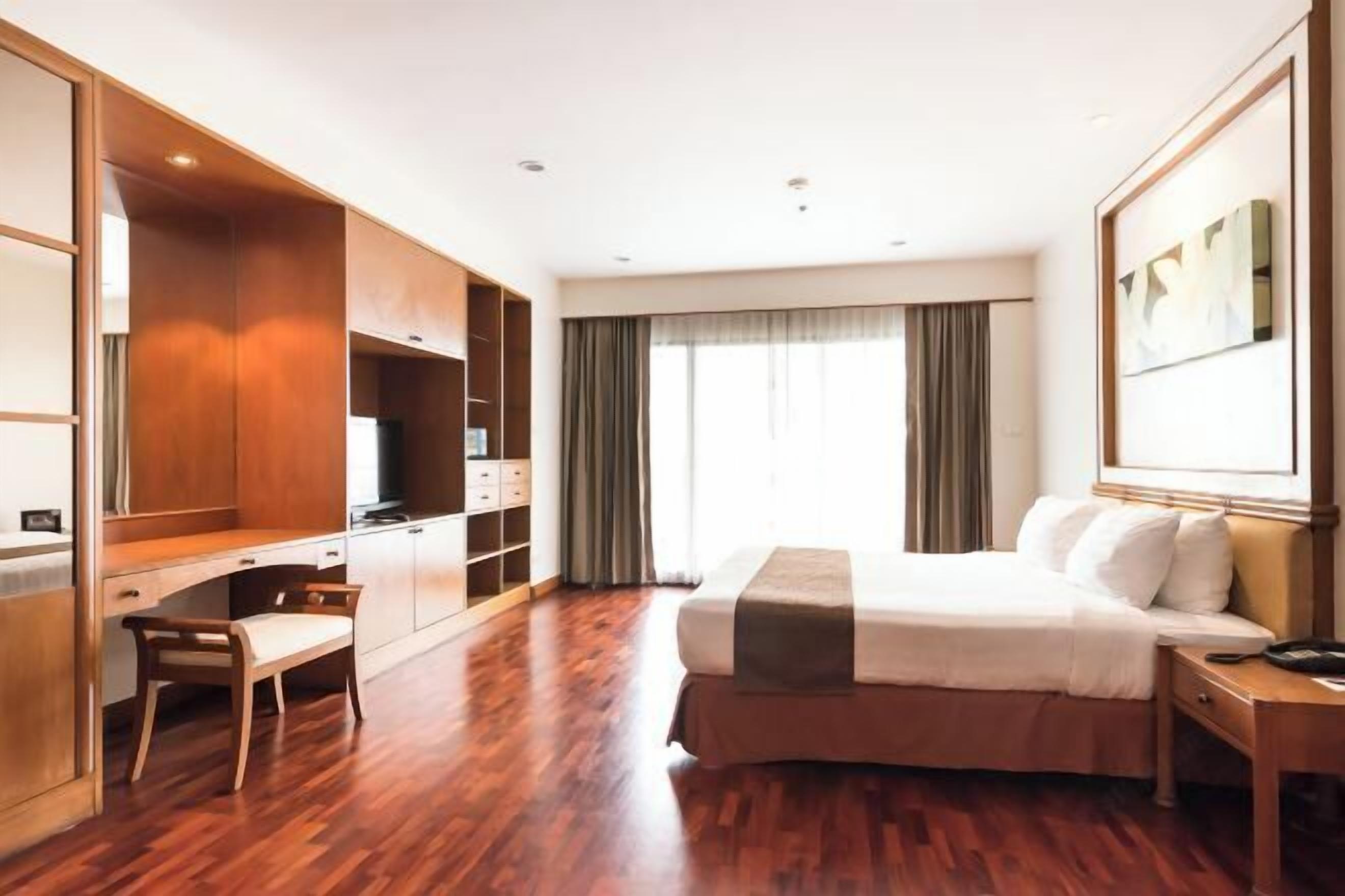 In-room safe, desk, laptop workspace, soundproofing