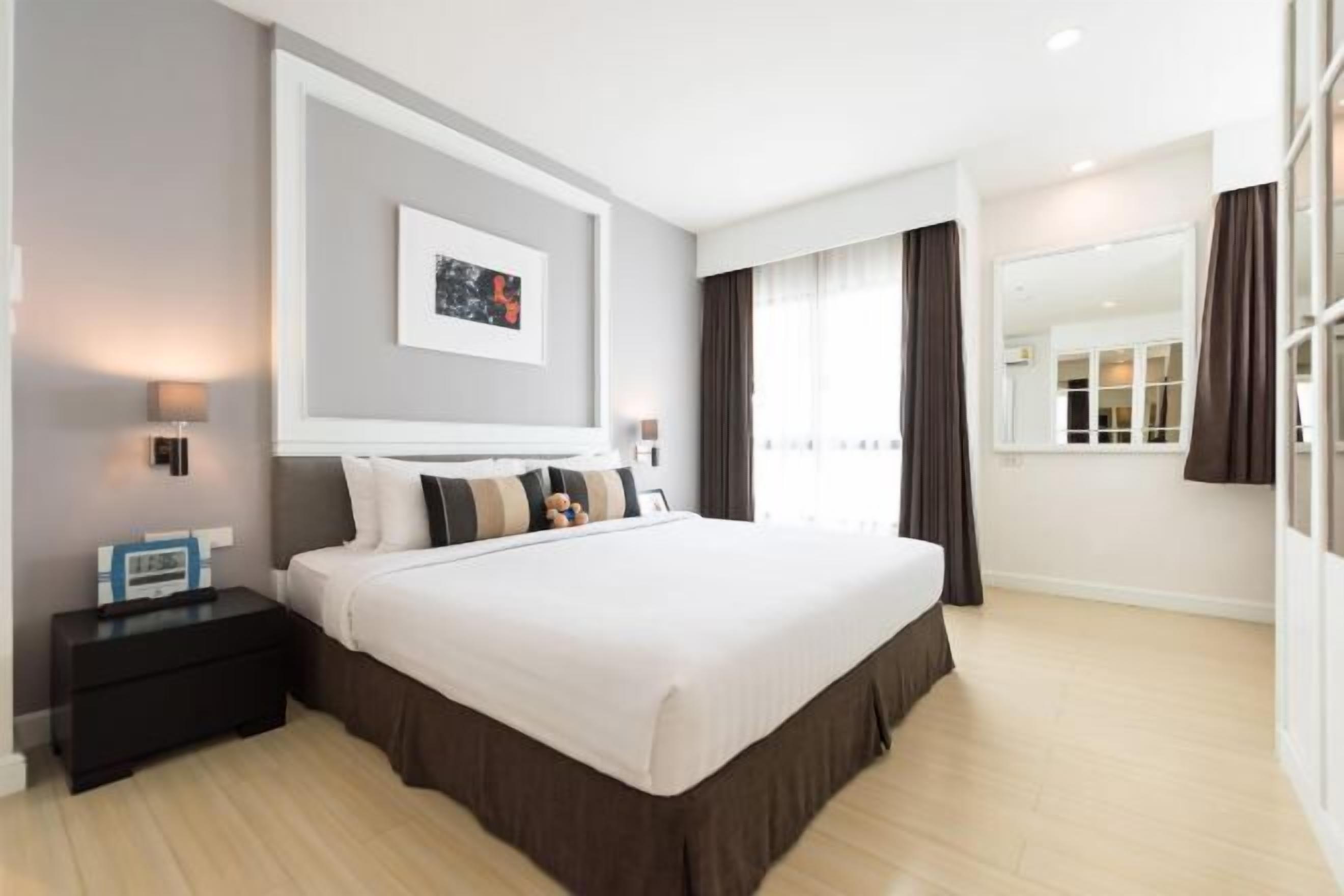 In-room safe, desk, laptop workspace, soundproofing