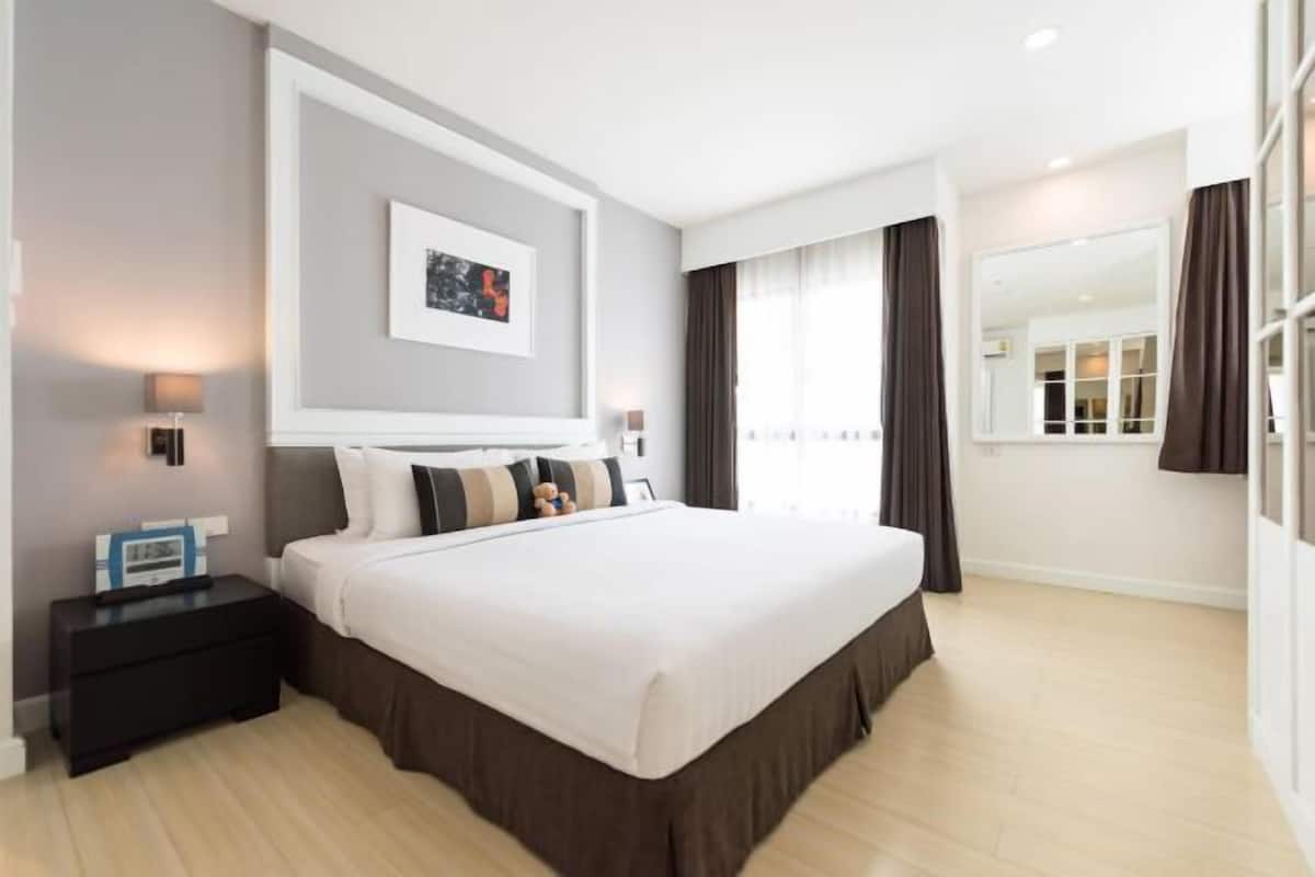 In-room safe, desk, laptop workspace, soundproofing