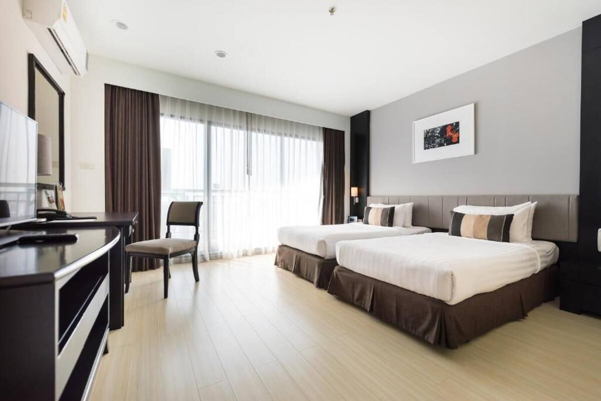 Deluxe Room, 1 Bedroom | In-room safe, desk, laptop workspace, soundproofing