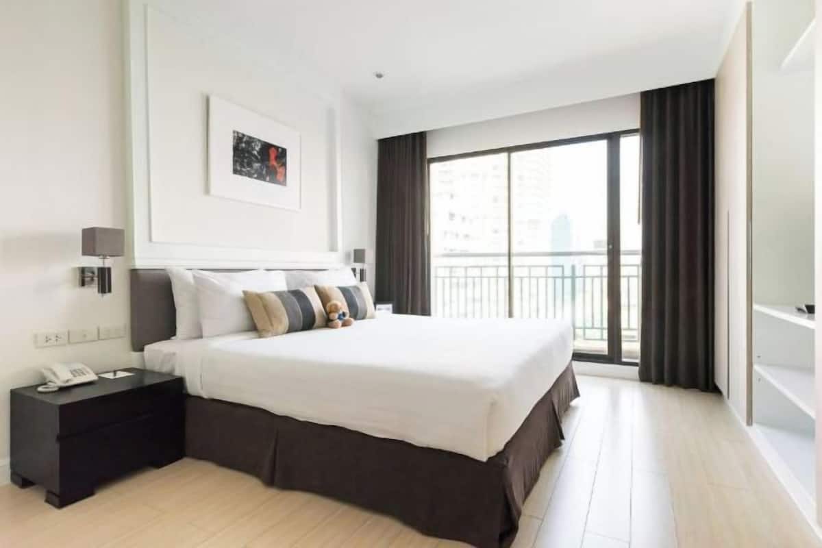 In-room safe, desk, laptop workspace, soundproofing