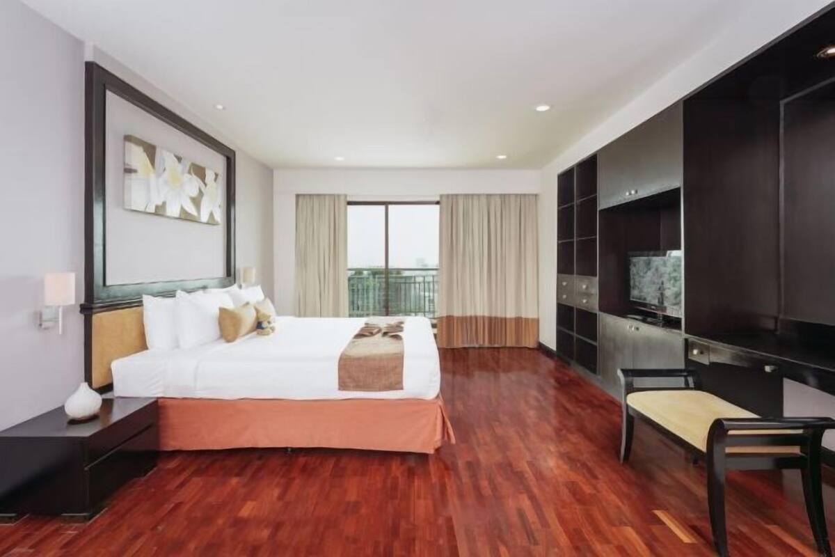 In-room safe, desk, laptop workspace, soundproofing
