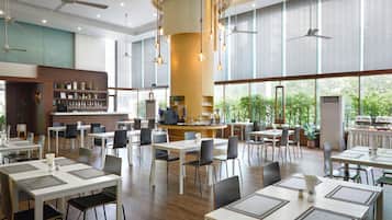 Petit déjeuner buffet servi tous les jours en supplément