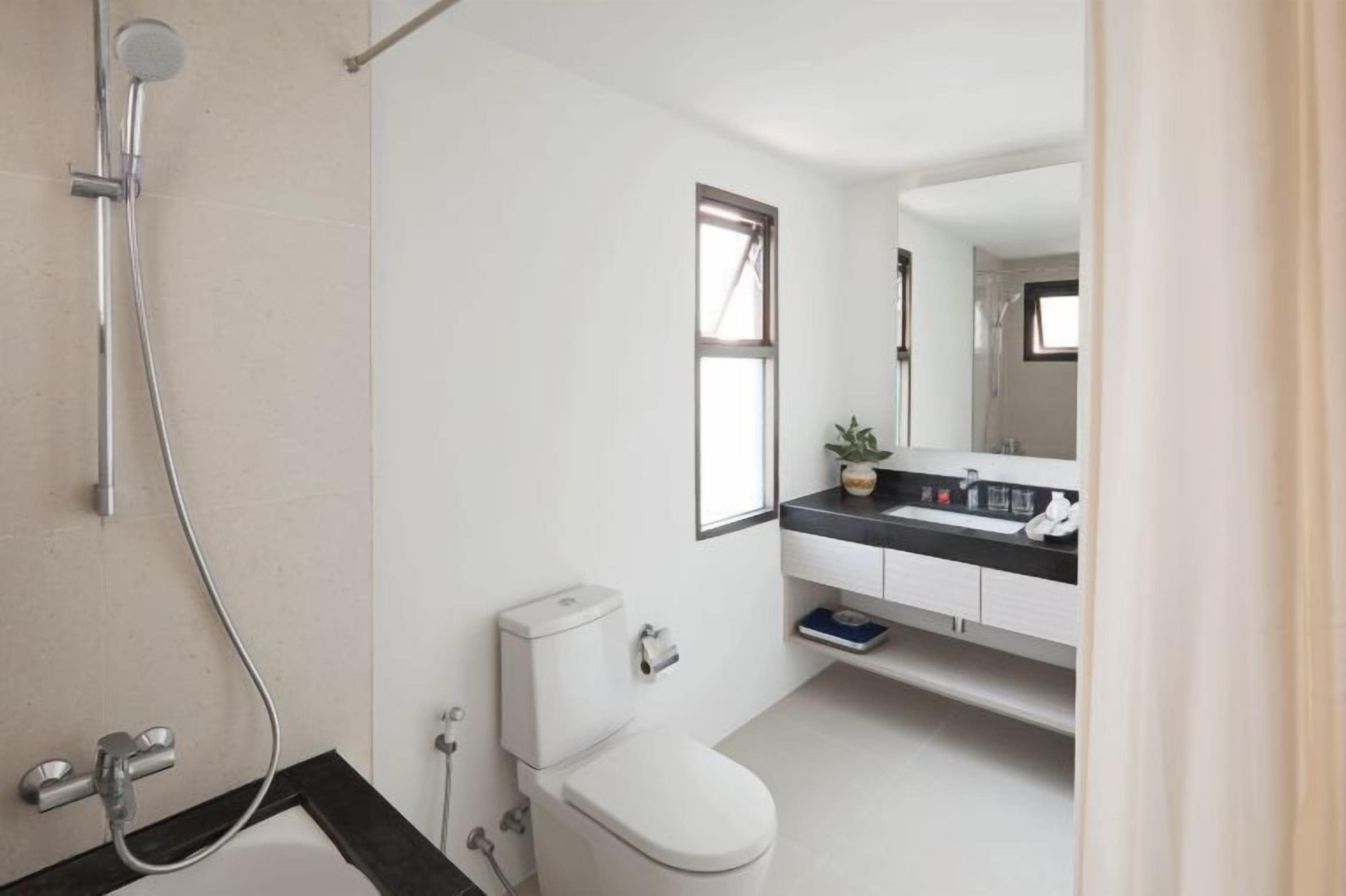 Une salle de bain moderne équipée d’une douche, de toilettes et d’un lavabo.