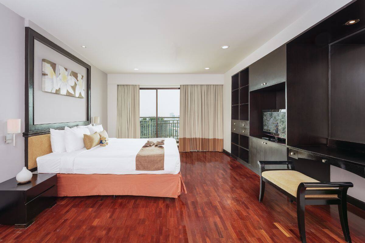 Premier Room, 3 Bedrooms | In-room safe, desk, laptop workspace, soundproofing