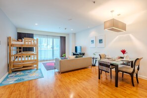 ห้องแฟมิลี่สวีท, 1 ห้องนอน | ตู้นิรภัยในห้องพัก, โต๊ะทำงาน, พื้นที่ทำงานแบบใช้แล็ปท็อป