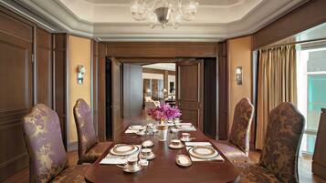 Suite (The Peninsula) | Dining room