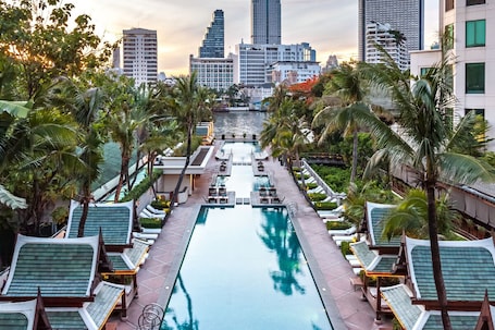 Kolam renang terbuka, kerusi lepak pantai . The Peninsula Bangkok