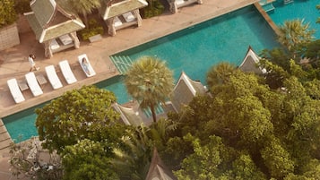 Kolam renang outdoor, dengan kursi berjemur