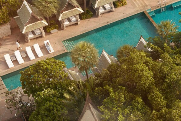 Outdoor pool, pool loungers