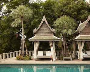 Piscine extérieure, chaises longues