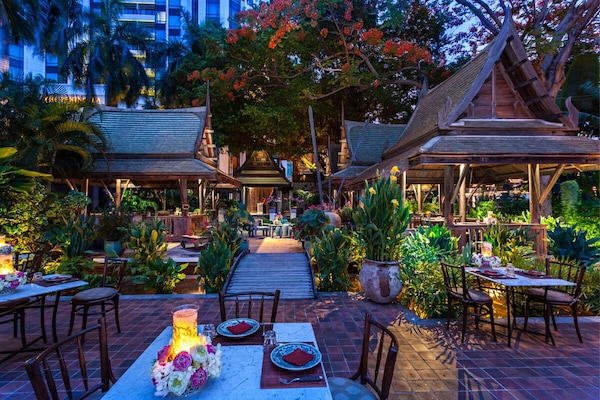 4 restaurants, breakfast, lunch, dinner served; international cuisine