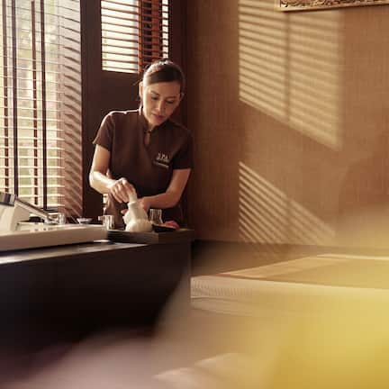 Couples treatment rooms, sauna, hot tub, steam room, body treatments