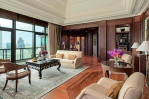 Suite (The Peninsula) | Área de sala de estar | Televisión LED de 40 pulgadas con canales vía satélite y televisión 