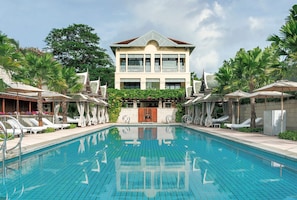 Outdoor pool, pool loungers