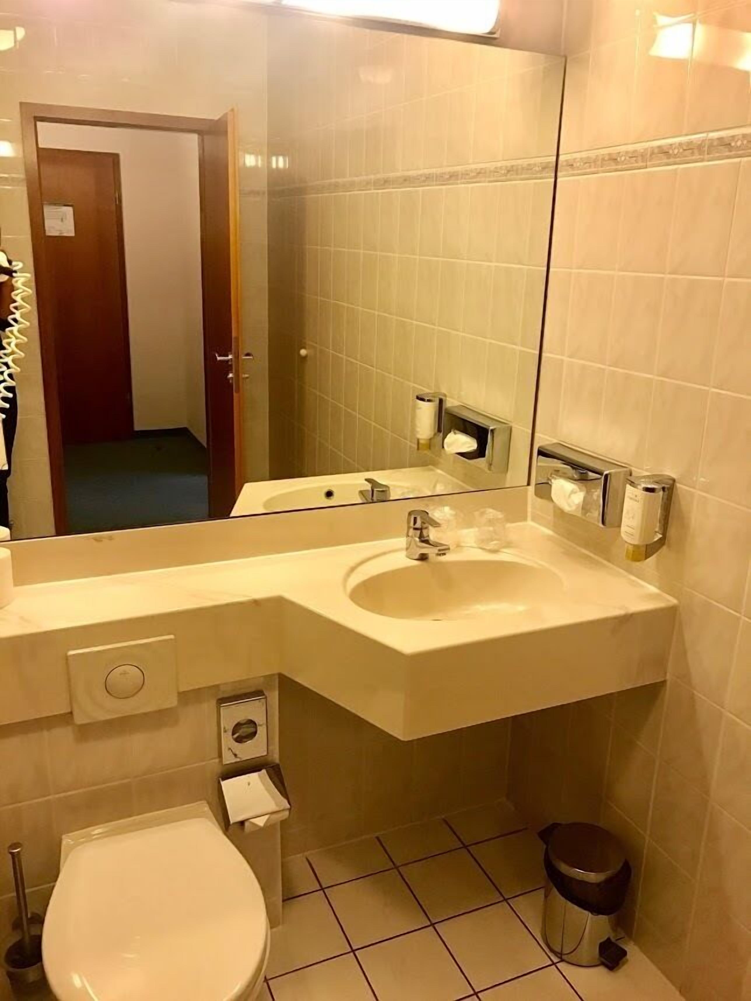 single room | bathroom | shower, towels