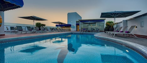 Piscine extérieure, parasols de plage, chaises longues