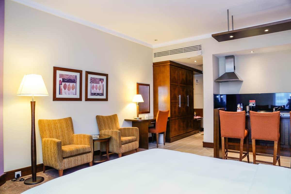 Minibar, in-room safe, laptop workspace, blackout curtains