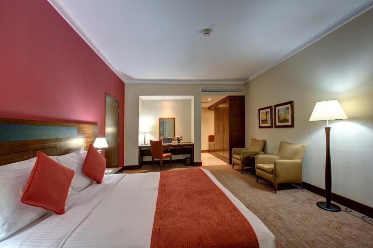 جناح - عدة أسرّة (Two Bedroom Suite King) | ميني بار وخزنة داخل الغرفة ومساحة عمل للكمبيوتر المحمول وستائر تعتيم