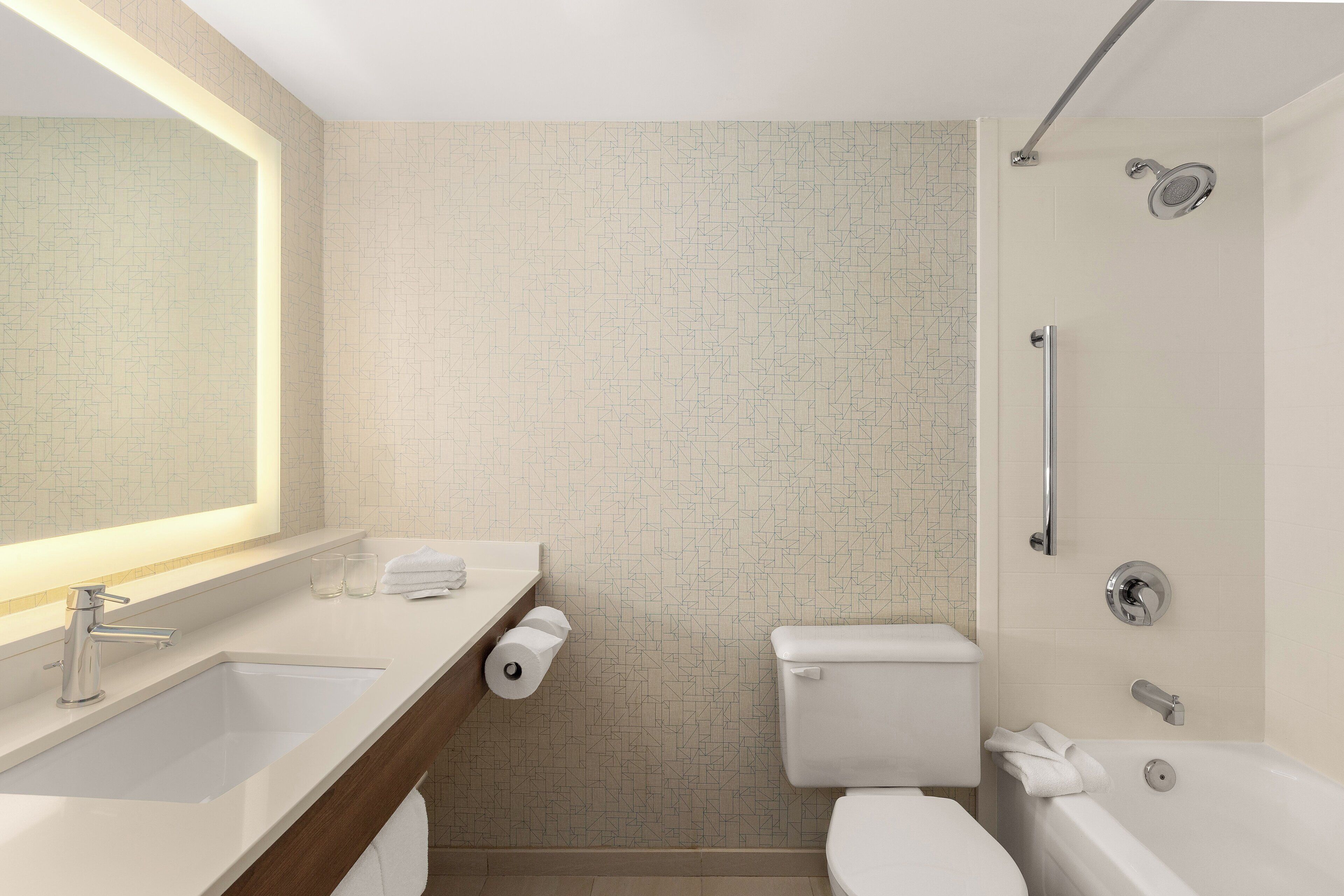 Ein modernes Badezimmer mit Waschbecken, Toilette und Badewanne.