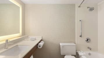 Ein modernes Badezimmer mit Waschbecken, Toilette und Badewanne.
