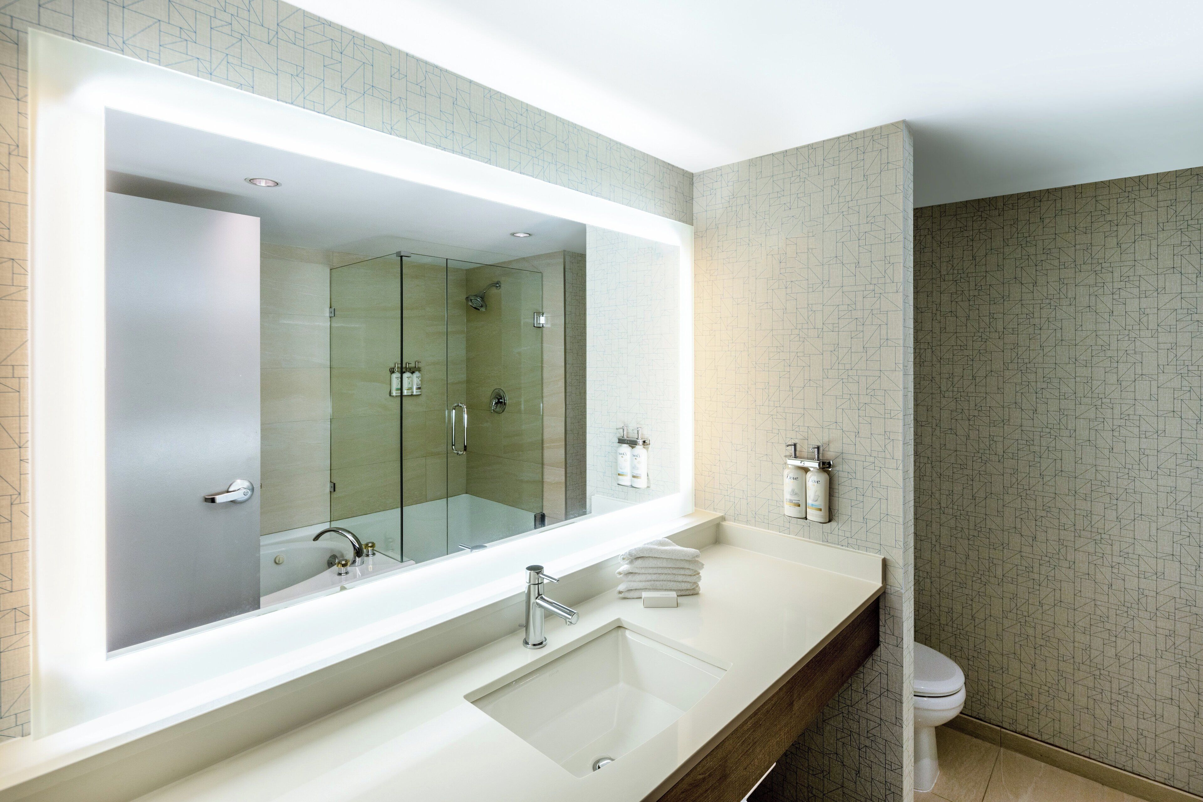 suite, 1 queen bed | bathroom | combined shower/bathtub, eco-friendly toiletries, hair dryer, towels